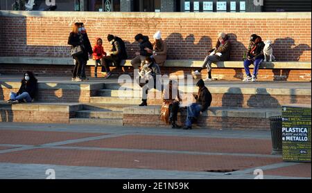 Mailand, Italien. Januar 2021. Mailand gelbe Zone covid-19 - Menschen in den Clubs und rund um das Nachtleben / Aperitifs - naviglio grande und Dock-Bereich nur redaktionelle Verwendung Kredit: Unabhängige Fotoagentur/Alamy Live News Stockfoto