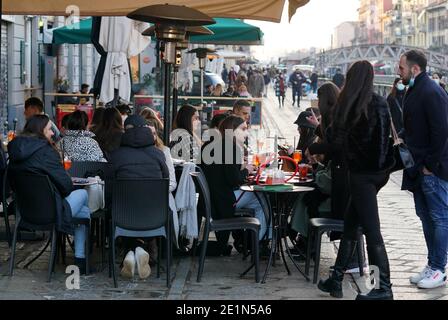 Mailand, Italien. Januar 2021. Mailand gelbe Zone covid-19 - Menschen in den Clubs und rund um das Nachtleben / Aperitifs - naviglio grande und Dock-Bereich nur redaktionelle Verwendung Kredit: Unabhängige Fotoagentur/Alamy Live News Stockfoto