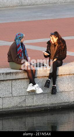 Mailand, Italien. Januar 2021. Mailand gelbe Zone covid-19 - Menschen in den Clubs und rund um das Nachtleben / Aperitifs - naviglio grande und Dock-Bereich nur redaktionelle Verwendung Kredit: Unabhängige Fotoagentur/Alamy Live News Stockfoto