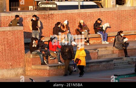 Mailand, Italien. Januar 2021. Mailand gelbe Zone covid-19 - Menschen in den Clubs und rund um das Nachtleben / Aperitifs - naviglio grande und Dock-Bereich nur redaktionelle Verwendung Kredit: Unabhängige Fotoagentur/Alamy Live News Stockfoto