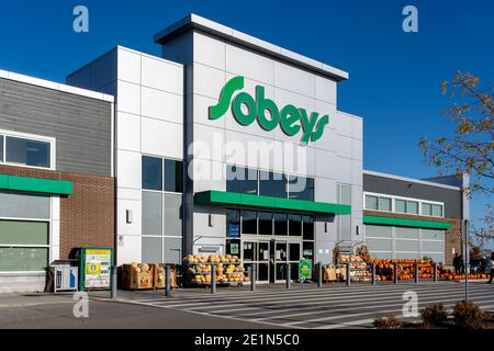 Waterloo, ON, Kanada - 17. Oktober 2020: Ein Schild für den Supermarkt von Sobeys auf dem Gebäude in Waterloo, ON, Kanada. Stockfoto