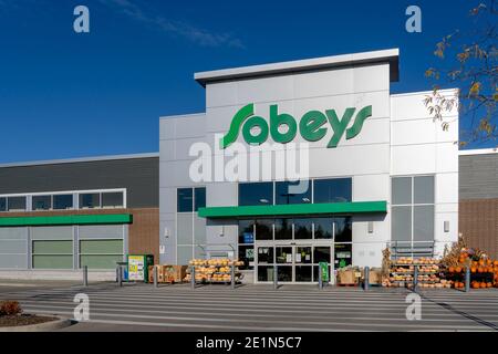 Waterloo, ON, Kanada - 17. Oktober 2020: Ein Schild für den Supermarkt von Sobeys auf dem Gebäude in Waterloo, ON, Kanada. Stockfoto