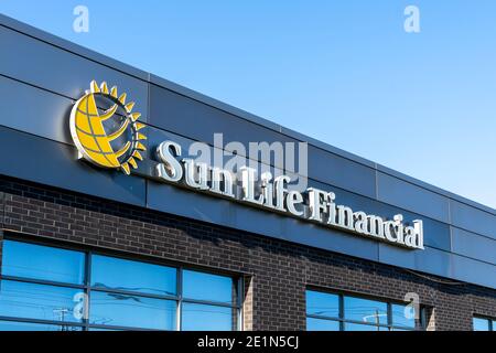 Waterloo, Ontario, Kanada – 17. Oktober 2020: Nahaufnahme des Sun Life Financial Sign in Waterloo, Ontario, Kanada. Stockfoto