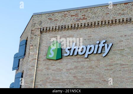 Waterloo, ON, Kanada - 17. Oktober 2020: Das Shopify-Schild befindet sich auf dem Bürogebäude in Waterloo, ON, Kanada Stockfoto