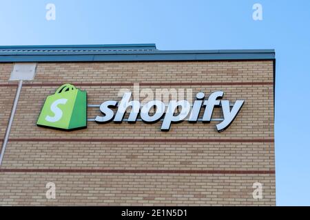 Waterloo, ON, Kanada - 17. Oktober 2020: Das Shopify-Schild befindet sich auf dem Bürogebäude in Waterloo, ON, Kanada Stockfoto