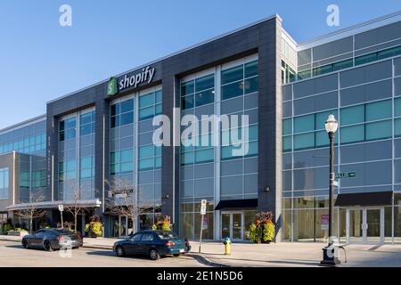 Waterloo, ON, Kanada - 17. Oktober 2020: Shopify Bürogebäude wird in Waterloo, ON, Kanada gezeigt Stockfoto