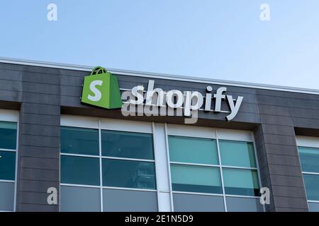 Waterloo, ON, Kanada - 17. Oktober 2020: Das Shopify-Schild befindet sich auf dem Bürogebäude in Waterloo, ON, Kanada Stockfoto