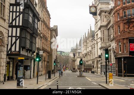 London, Januar 2021: Fleet Street und die Royal Courts of Justice. Leere Straße wegen Covid 19 Sperre Stockfoto