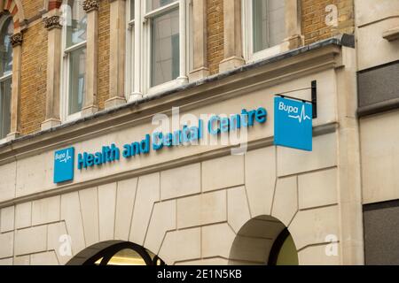 London - Januar 2020: BUPA Dental Care Zweigniederlassung - ein internationaler Versicherungs- und Gesundheitskonzern Stockfoto