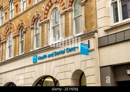 London - Januar 2020: BUPA Dental Care Zweigniederlassung - ein internationaler Versicherungs- und Gesundheitskonzern Stockfoto