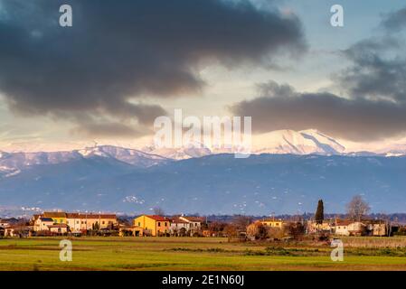 Farbenprächtiger Sonnenuntergang über der Landschaft von Bientina und den Apenninen zwischen der Toskana und der Emilia Romagna, Mittelitalien Stockfoto