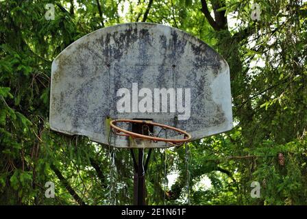 Sehr alter vergangener Basketballkorb, der auseinanderfällt Stockfoto