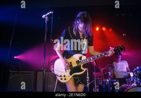 Blonde Redhead Auftritt auf allen Tomorrows Parteien A.T.P 20th April 2002, Rye, West Sussex, England, Vereinigtes Königreich. Stockfoto