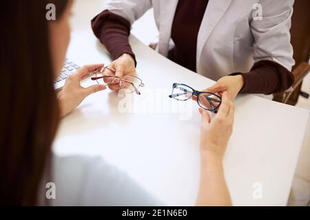 Medizinisches Personal, das zwei Brillenpaare übergab Stockfoto