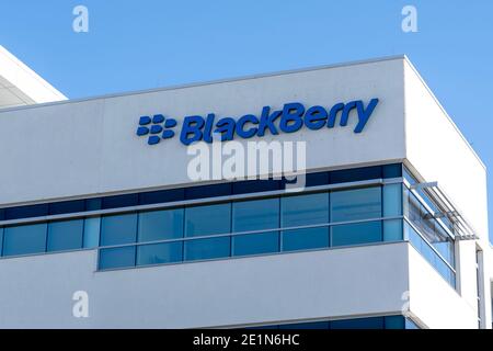Waterloo, ON, Kanada - 17. Oktober 2020: BlackBerry-Zeichen auf ihrem Hauptquartier Gebäude wird in Waterloo, Ontario, Kanada gesehen. Stockfoto