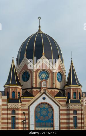 Kaliningrad, Russland - September 2020: Neue liberale Synagoge im Zentrum von Kaliningrad. Selektiver Fokus, verschwommener Hintergrund, Nebelansicht. Stockfoto