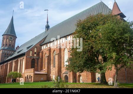 Kaliningrad, Russland - September 2020: Kaliningrad Kathedrale auf der Insel Kant, gotischer Tempel. Selektiver Fokus, verschwommener Hintergrund, Nebelansicht. Stockfoto