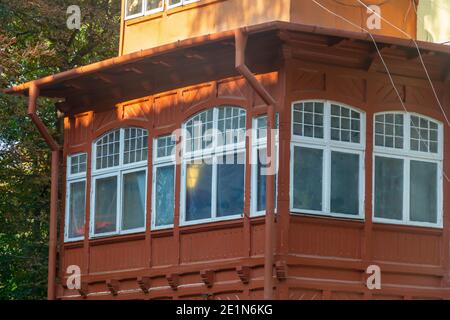 Alte Erker Balkon in Holzhaus. Selektiver Fokus, Nebelansicht. Stockfoto