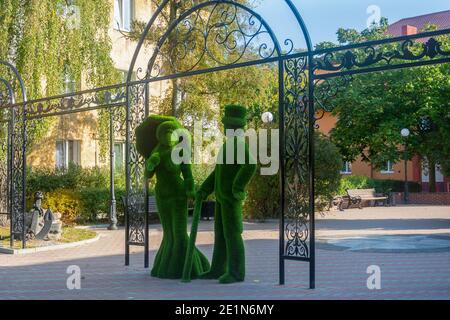 Pionersky, Kaliningrad Region, Russland - September, 2020: Grass Figuren Mann und Frau des letzten Jahrhunderts. Städtisches Topiar. Stockfoto