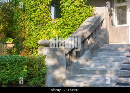 Steintreppe mit Geländer der alten Burg. Selektiver Fokus, unscharfer Hintergrund. Stockfoto