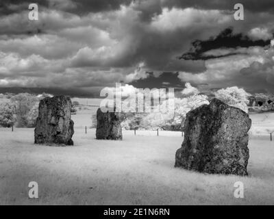 Schwarz-Weiß-Bild von Stanton Drew Stone Circle in Infrarot, Somerset, England. Stockfoto