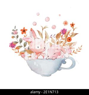 Karte mit zwei Aquarellkaninchen in einer Tasse voller Blumen. Romantische handbemalte Aquarell Hase Illustration. Stockfoto