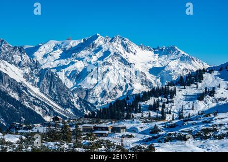 Verschneite Landschaft mit Blick von Muttjöchle auf das Klostertal, Stuben, Arlberg, die österreichischen Berge in Vorarlberg. Auf dem Gipfel von Dalaas, Klostertal, Stockfoto