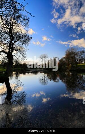 Sonnenuntergang über dem See in Holywell Hall, Holywell Village, Lincolnshire, England, Großbritannien Stockfoto