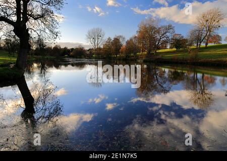 Sonnenuntergang über dem See in Holywell Hall, Holywell Village, Lincolnshire, England, Großbritannien Stockfoto