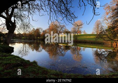 Sonnenuntergang über dem See in Holywell Hall, Holywell Village, Lincolnshire, England, Großbritannien Stockfoto