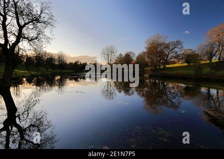 Sonnenuntergang über dem See in Holywell Hall, Holywell Village, Lincolnshire, England, Großbritannien Stockfoto