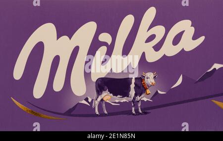 BURGAS, BULGARIEN - 7. JANUAR 2021: Milchschokolade Milka Swiss. Milka Alpine Milk 250 g Schokoladenriegel von Mondelez International. Stockfoto