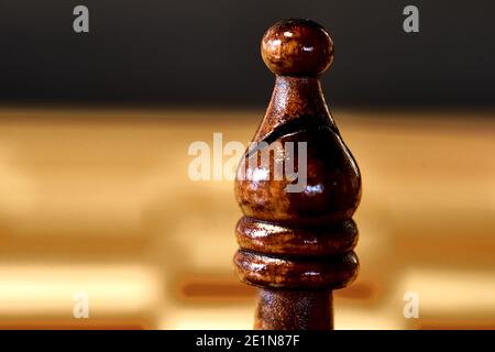 Detailansicht des oberen Teils des Schachstückes eines schwarzen Bischofs, verschwommener Hintergrund. Stockfoto
