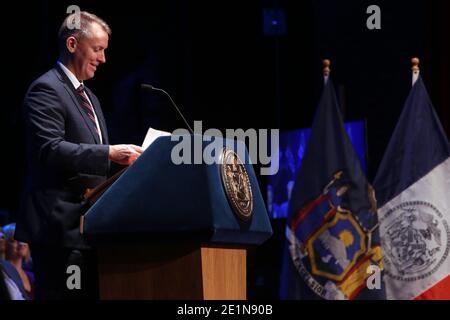 **DATEI FOTO** NYPD-Kommissar Dermot Shea testet positiv für Covid-19 NEW YORK, NY - DEZEMBER 27: New York City Bürgermeister Bill De Blasio, New York City Polizeikommissar Dermot F. Shea bei der NYPD Graduation Dezember 2019 Zeremonie im Beacon Theater am 27. Dezember 2019 in New York City. Quelle: Mpi43/MediaPunch Stockfoto