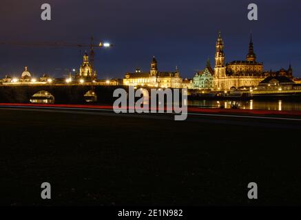 08. Januar 2021, Sachsen, Dresden: Blick vom Aussichtspunkt auf den weltberühmten sogenannten Canaletto Blick auf das Elbufer vor der historischen Altstadtkulisse mit der Kuppel der Akademie der Künste (l-r), der Frauenkirche, dem Rathaus, dem Ständehaus, dem Georgentor, der Hofkirche und dem Hausmannsturm. Eine Informationsplatine an der Markierung ist derzeit mit einem Aufkleber 'The Kranaletto View' bedeckt. Dies bezieht sich auf den Baukran, der aufgrund der Bauarbeiten an der Augustusbrücke seit Jahren die Sicht auf die Landschaft beeinträchtigt. Foto: Robert Michael/dpa-Zentralbild/dpa Stockfoto