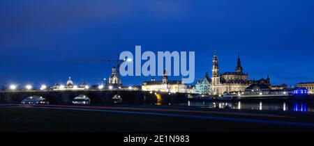 08. Januar 2021, Sachsen, Dresden: Blick vom Aussichtspunkt auf den weltberühmten sogenannten Canaletto Blick auf das Elbufer vor der historischen Altstadtkulisse mit der Kuppel der Akademie der Künste (l-r), der Frauenkirche, dem Rathaus, dem Ständehaus, dem Georgentor, der Hofkirche und dem Hausmannsturm. Eine Informationsplatine an der Markierung ist derzeit mit einem Aufkleber 'The Kranaletto View' bedeckt. Dies bezieht sich auf den Baukran, der aufgrund der Bauarbeiten an der Augustusbrücke seit Jahren die Sicht auf die Landschaft beeinträchtigt. Foto: Robert Michael/dpa-Zentralbild/dpa Stockfoto