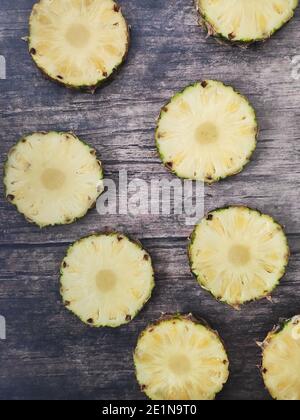 Geschnittene und gehackte Ananas auf dunklem Hintergrund Stockfoto