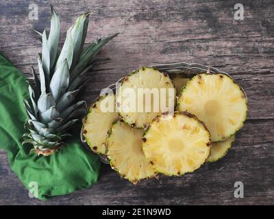 Geschnittene und gehackte Ananas auf dunklem Hintergrund Stockfoto