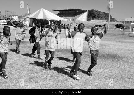 Namib schoolkids Fußball spielen an einem Wettbewerb in Otjiwarongo Stockfoto