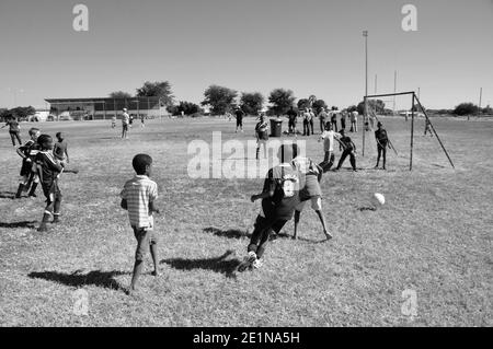 Namib schoolkids Fußball spielen an einem Wettbewerb in Okahandja. Stockfoto