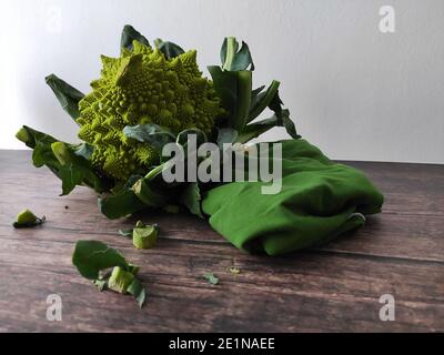 Ein ganzer romanesco Brokkoli auf einem Küchentisch Stockfoto