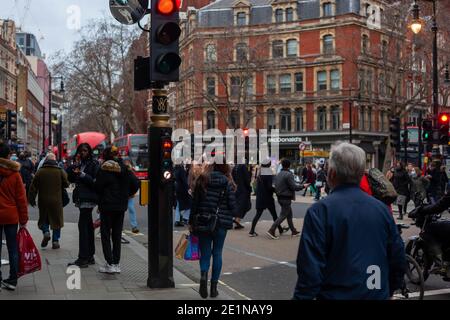 Großbritannien im Pandemiekonzept - Straßenansicht von Menschenmassen auf einer Londoner Straße in der Nähe einer Kreuzung und Kreuzung, London, Großbritannien 2020 Stockfoto