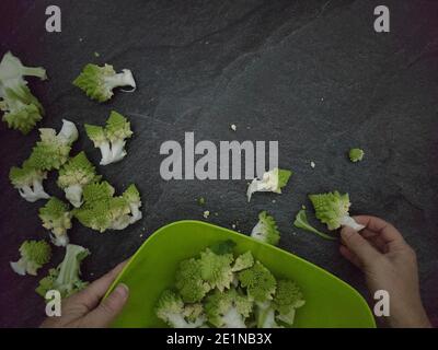 Romanesco Broccoli auf einer dunkelgrauen Tischplatte Stockfoto