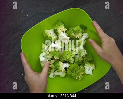 Romanesco Broccoli auf einer dunkelgrauen Tischplatte Stockfoto