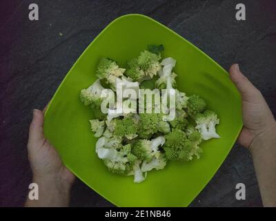 Romanesco Broccoli auf einer dunkelgrauen Tischplatte Stockfoto