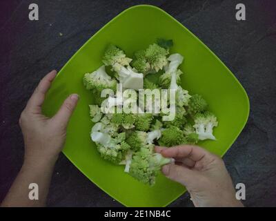 Romanesco Broccoli auf einer dunkelgrauen Tischplatte Stockfoto