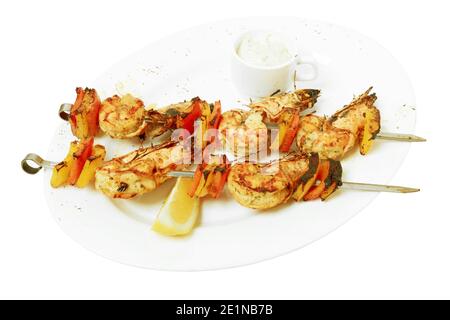 Gegrillte Garnelen und Pfeffer auf Metallspieße. Isoliert auf weißem Hintergrund. Nahaufnahme. Stockfoto