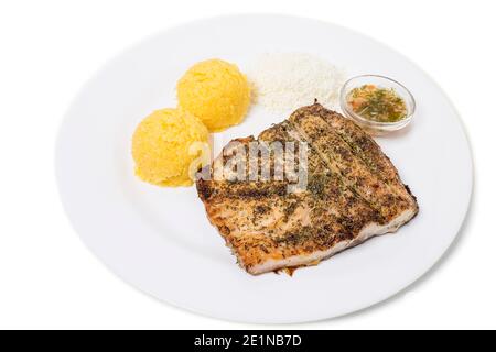 Gebratenes Schweinefleisch mit Mamalyga und gerlic Sauce. Es ist ein traditionelles moldawisches Gericht. Isoliert auf weißem Hintergrund. Nahaufnahme. Stockfoto