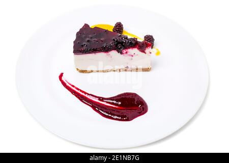 Exquisite Soufflekuchen mit Johannisbeergelee. Isoliert auf weißem Hintergrund. Nahaufnahme. Stockfoto