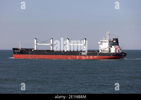 Der Massengutfrachter Carlota Bolten wird am 18. September 2020 den Hafen von Rotterdam verlassen. Stockfoto